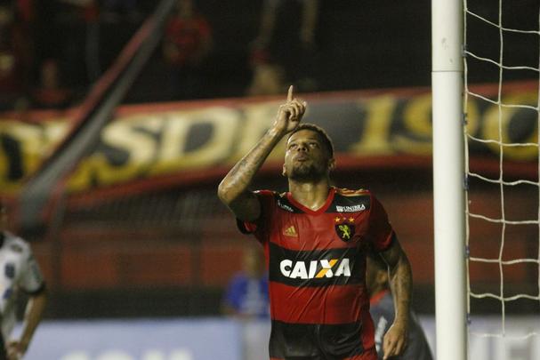 No segundo tempo, o Sport deslanchou. Dominou a partida desde o incio, mas abusou de perder gols que poderiam ter dado ao time uma vantagem maior no placar. O Leo chegou a fazer 3 a 0, mas, no fim da partida, a Ponte Preta marcou um gol que deixa a deciso da vaga totalmente em aberto