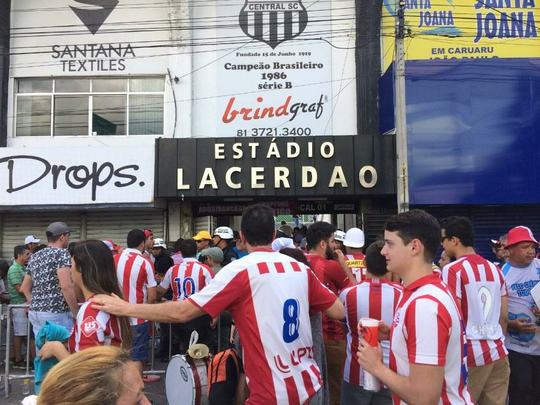 Antes mesmo da bola rolar no Lacerdão para Náutico e Internacional, torcida alvirrubra fez muita festa desde a recepção da equipe, tomando conta da cidade que fica a 135 km de distância da capital.