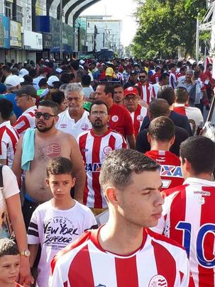 Antes mesmo da bola rolar no Lacerdão para Náutico e Internacional, torcida alvirrubra fez muita festa desde a recepção da equipe, tomando conta da cidade que fica a 135 km de distância da capital.