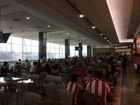 Antes mesmo da bola rolar no Lacerdão para Náutico e Internacional, torcida alvirrubra fez muita festa desde a recepção da equipe, tomando conta da cidade que fica a 135 km de distância da capital.