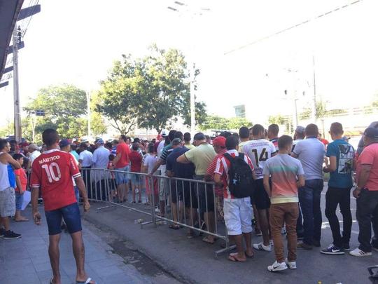 Antes mesmo da bola rolar no Lacerdão para Náutico e Internacional, torcida alvirrubra fez muita festa desde a recepção da equipe, tomando conta da cidade que fica a 135 km de distância da capital.