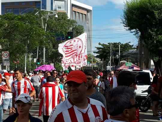 Antes mesmo da bola rolar no Lacerdão para Náutico e Internacional, torcida alvirrubra fez muita festa desde a recepção da equipe, tomando conta da cidade que fica a 135 km de distância da capital.