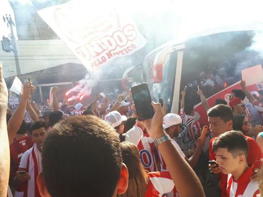 Antes mesmo da bola rolar no Lacerdão para Náutico e Internacional, torcida alvirrubra fez muita festa desde a recepção da equipe, tomando conta da cidade que fica a 135 km de distância da capital.