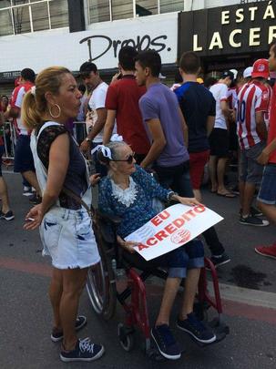 Antes mesmo da bola rolar no Lacerdão para Náutico e Internacional, torcida alvirrubra fez muita festa desde a recepção da equipe, tomando conta da cidade que fica a 135 km de distância da capital.