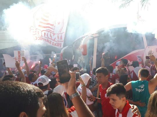 Antes mesmo da bola rolar no Lacerdão para Náutico e Internacional, torcida alvirrubra fez muita festa desde a recepção da equipe, tomando conta da cidade que fica a 135 km de distância da capital.
