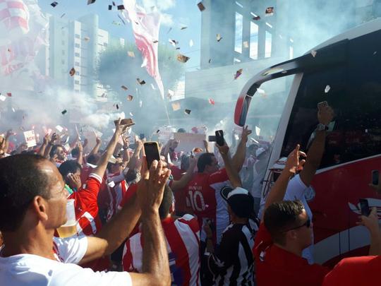 Antes mesmo da bola rolar no Lacerdão para Náutico e Internacional, torcida alvirrubra fez muita festa desde a recepção da equipe, tomando conta da cidade que fica a 135 km de distância da capital.