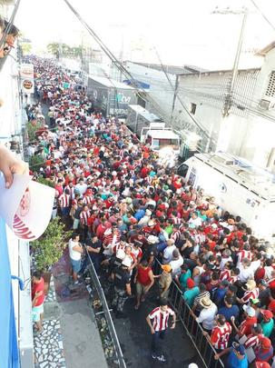 Antes mesmo da bola rolar no Lacerdão para Náutico e Internacional, torcida alvirrubra fez muita festa desde a recepção da equipe, tomando conta da cidade que fica a 135 km de distância da capital.