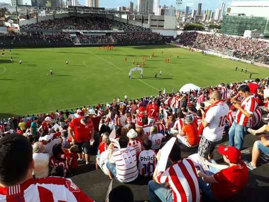 Antes mesmo da bola rolar no Lacerdão para Náutico e Internacional, torcida alvirrubra fez muita festa desde a recepção da equipe, tomando conta da cidade que fica a 135 km de distância da capital.