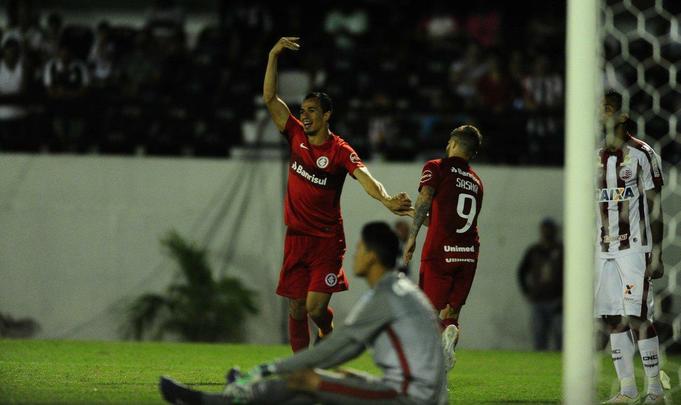 Mesmo com apoio da torcida alvirrubra que 'invadiu' Caruaru, Náutico perdeu por 1 a 0 para o Colorado com gol de Leandro Damião e em tarde inspirada do goleiro Jefferson