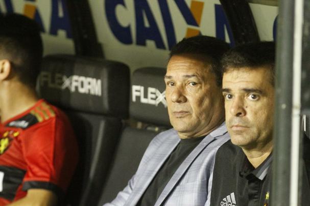 O Sport at comeou bem o primeiro, criando boas chances com Andr. Mas aps reclamar com o juiz, Diego Souza acabou sendo expulso. Abalado, o Leo caiu de produo. Num contra-ataque bem articulada, o Vasco marcou o gol, com Nen, aproveitando cruzamento de Pikachu