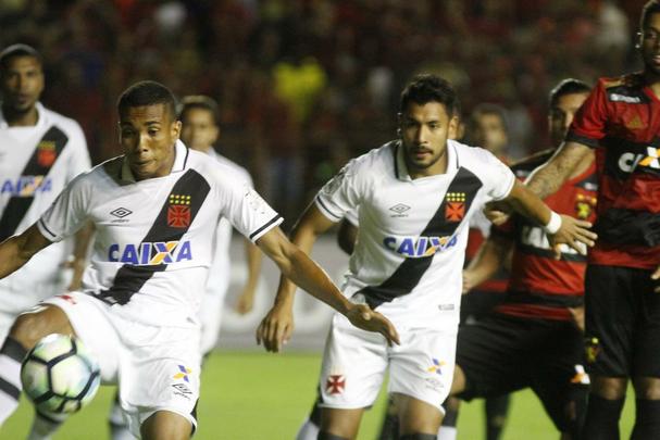 O Sport at comeou bem o primeiro, criando boas chances com Andr. Mas aps reclamar com o juiz, Diego Souza acabou sendo expulso. Abalado, o Leo caiu de produo. Num contra-ataque bem articulada, o Vasco marcou o gol, com Nen, aproveitando cruzamento de Pikachu