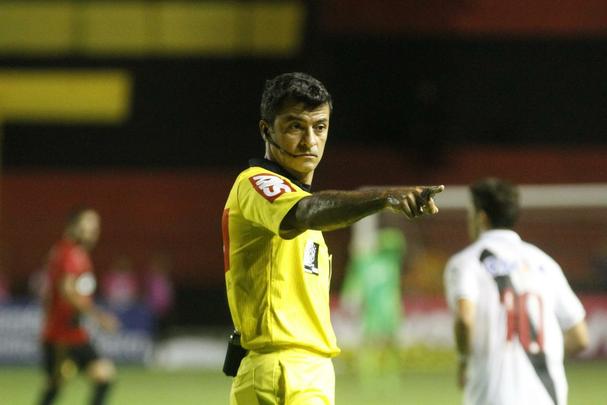 O Sport at comeou bem o primeiro, criando boas chances com Andr. Mas aps reclamar com o juiz, Diego Souza acabou sendo expulso. Abalado, o Leo caiu de produo. Num contra-ataque bem articulada, o Vasco marcou o gol, com Nen, aproveitando cruzamento de Pikachu