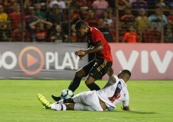 O Sport at comeou bem o primeiro, criando boas chances com Andr. Mas aps reclamar com o juiz, Diego Souza acabou sendo expulso. Abalado, o Leo caiu de produo. Num contra-ataque bem articulada, o Vasco marcou o gol, com Nen, aproveitando cruzamento de Pikachu