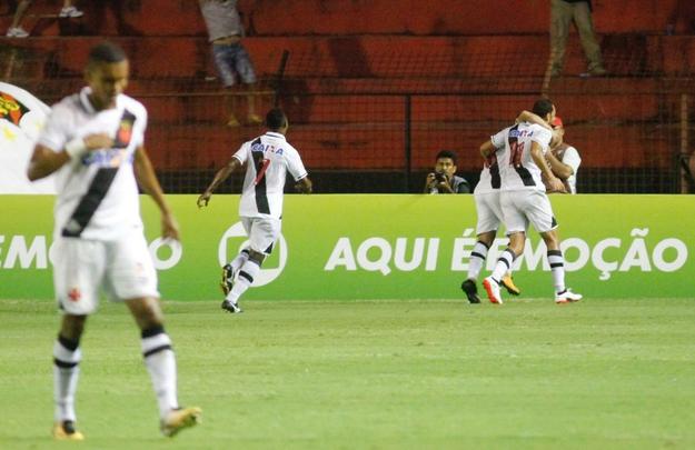 O Sport at comeou bem o primeiro, criando boas chances com Andr. Mas aps reclamar com o juiz, Diego Souza acabou sendo expulso. Abalado, o Leo caiu de produo. Num contra-ataque bem articulada, o Vasco marcou o gol, com Nen, aproveitando cruzamento de Pikachu