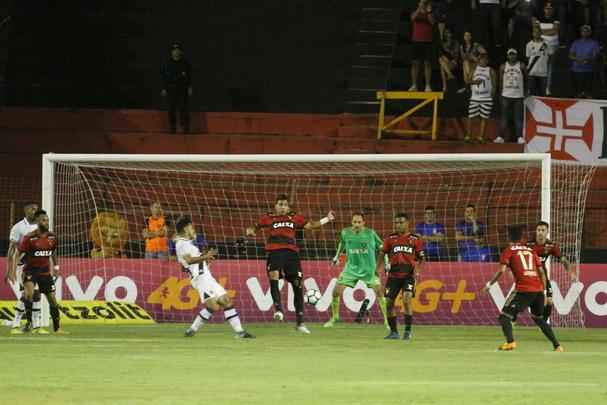 O Sport at comeou bem o primeiro, criando boas chances com Andr. Mas aps reclamar com o juiz, Diego Souza acabou sendo expulso. Abalado, o Leo caiu de produo. Num contra-ataque bem articulada, o Vasco marcou o gol, com Nen, aproveitando cruzamento de Pikachu