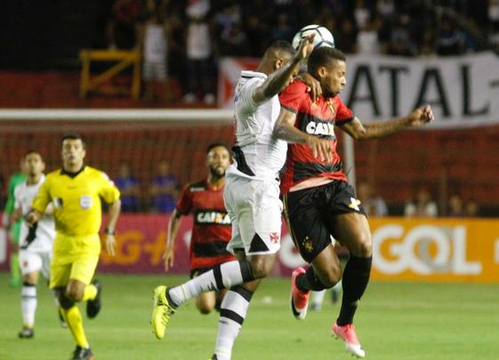 O Sport at comeou bem o primeiro, criando boas chances com Andr. Mas aps reclamar com o juiz, Diego Souza acabou sendo expulso. Abalado, o Leo caiu de produo. Num contra-ataque bem articulada, o Vasco marcou o gol, com Nen, aproveitando cruzamento de Pikachu