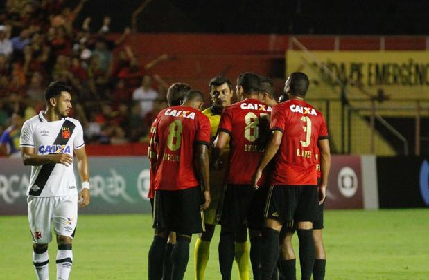 O Sport at comeou bem o primeiro, criando boas chances com Andr. Mas aps reclamar com o juiz, Diego Souza acabou sendo expulso. Abalado, o Leo caiu de produo. Num contra-ataque bem articulada, o Vasco marcou o gol, com Nen, aproveitando cruzamento de Pikachu