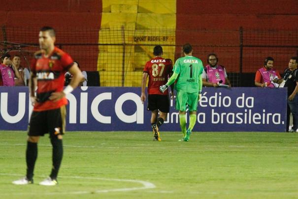 O Sport at comeou bem o primeiro, criando boas chances com Andr. Mas aps reclamar com o juiz, Diego Souza acabou sendo expulso. Abalado, o Leo caiu de produo. Num contra-ataque bem articulada, o Vasco marcou o gol, com Nen, aproveitando cruzamento de Pikachu