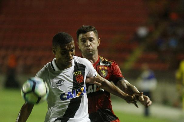 O Sport at comeou bem o primeiro, criando boas chances com Andr. Mas aps reclamar com o juiz, Diego Souza acabou sendo expulso. Abalado, o Leo caiu de produo. Num contra-ataque bem articulada, o Vasco marcou o gol, com Nen, aproveitando cruzamento de Pikachu