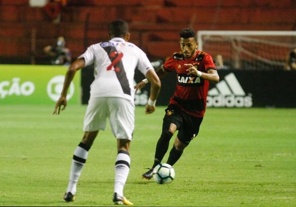 O Sport at comeou bem o primeiro, criando boas chances com Andr. Mas aps reclamar com o juiz, Diego Souza acabou sendo expulso. Abalado, o Leo caiu de produo. Num contra-ataque bem articulada, o Vasco marcou o gol, com Nen, aproveitando cruzamento de Pikachu