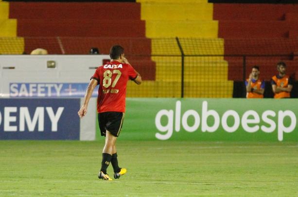 O Sport at comeou bem o primeiro, criando boas chances com Andr. Mas aps reclamar com o juiz, Diego Souza acabou sendo expulso. Abalado, o Leo caiu de produo. Num contra-ataque bem articulada, o Vasco marcou o gol, com Nen, aproveitando cruzamento de Pikachu