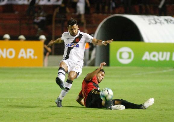 O Sport at comeou bem o primeiro, criando boas chances com Andr. Mas aps reclamar com o juiz, Diego Souza acabou sendo expulso. Abalado, o Leo caiu de produo. Num contra-ataque bem articulada, o Vasco marcou o gol, com Nen, aproveitando cruzamento de Pikachu