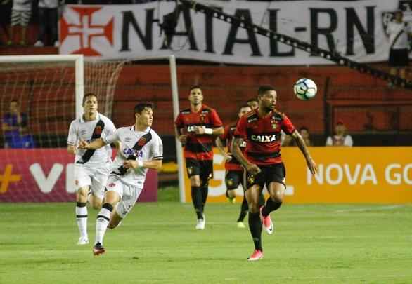 O Sport at comeou bem o primeiro, criando boas chances com Andr. Mas aps reclamar com o juiz, Diego Souza acabou sendo expulso. Abalado, o Leo caiu de produo. Num contra-ataque bem articulada, o Vasco marcou o gol, com Nen, aproveitando cruzamento de Pikachu