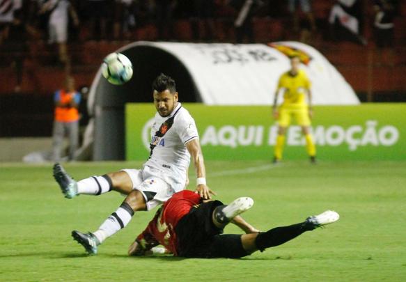 O Sport at comeou bem o primeiro, criando boas chances com Andr. Mas aps reclamar com o juiz, Diego Souza acabou sendo expulso. Abalado, o Leo caiu de produo. Num contra-ataque bem articulada, o Vasco marcou o gol, com Nen, aproveitando cruzamento de Pikachu