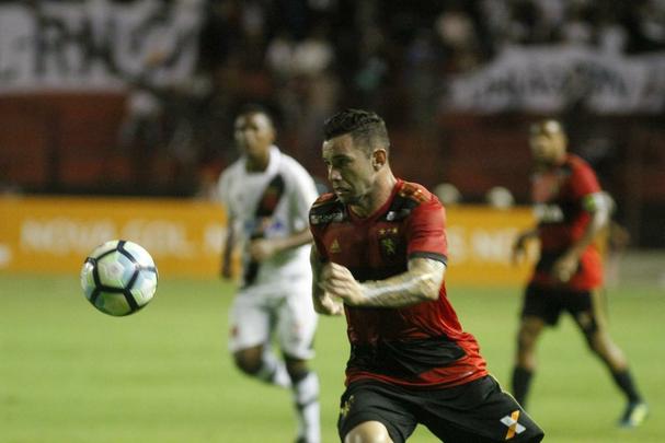 O Sport at comeou bem o primeiro, criando boas chances com Andr. Mas aps reclamar com o juiz, Diego Souza acabou sendo expulso. Abalado, o Leo caiu de produo. Num contra-ataque bem articulada, o Vasco marcou o gol, com Nen, aproveitando cruzamento de Pikachu