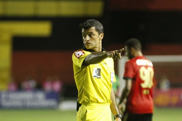O Sport at comeou bem o primeiro, criando boas chances com Andr. Mas aps reclamar com o juiz, Diego Souza acabou sendo expulso. Abalado, o Leo caiu de produo. Num contra-ataque bem articulada, o Vasco marcou o gol, com Nen, aproveitando cruzamento de Pikachu