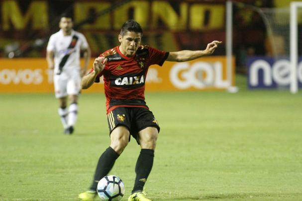 No segundo tempo, mesmo com um jogador a menos, Sport se superou e foi melhor que o Vasco. Houve, porm, mais polmica com a arbitragem. Sandro Meira Ricci marcou penlti para o Leo, mas voltou atrs aps falar com um de seus assistentes. A deciso revoltou os rubro-negros. Mesmo assim, o empate veio, com Andr, que marcou de cabea