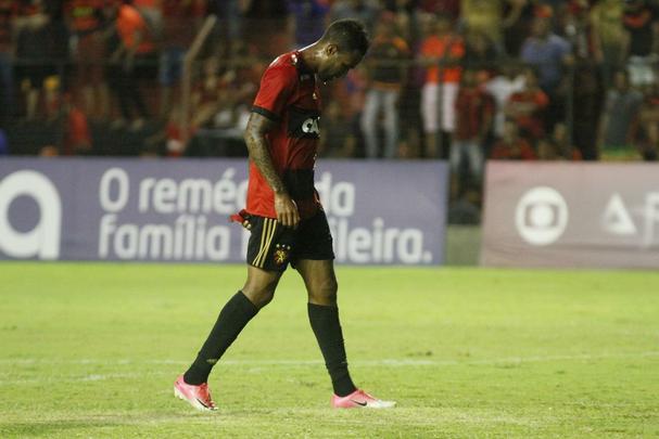 No segundo tempo, mesmo com um jogador a menos, Sport se superou e foi melhor que o Vasco. Houve, porm, mais polmica com a arbitragem. Sandro Meira Ricci marcou penlti para o Leo, mas voltou atrs aps falar com um de seus assistentes. A deciso revoltou os rubro-negros. Mesmo assim, o empate veio, com Andr, que marcou de cabea