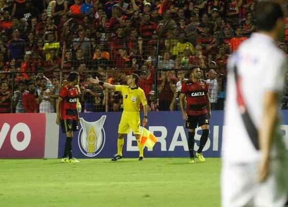 No segundo tempo, mesmo com um jogador a menos, Sport se superou e foi melhor que o Vasco. Houve, porm, mais polmica com a arbitragem. Sandro Meira Ricci marcou penlti para o Leo, mas voltou atrs aps falar com um de seus assistentes. A deciso revoltou os rubro-negros. Mesmo assim, o empate veio, com Andr, que marcou de cabea