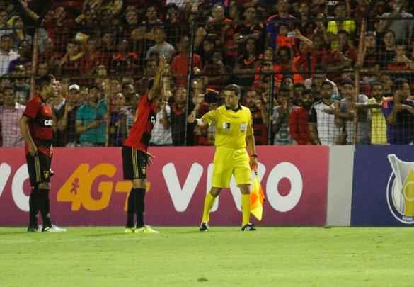 No segundo tempo, mesmo com um jogador a menos, Sport se superou e foi melhor que o Vasco. Houve, porm, mais polmica com a arbitragem. Sandro Meira Ricci marcou penlti para o Leo, mas voltou atrs aps falar com um de seus assistentes. A deciso revoltou os rubro-negros. Mesmo assim, o empate veio, com Andr, que marcou de cabea