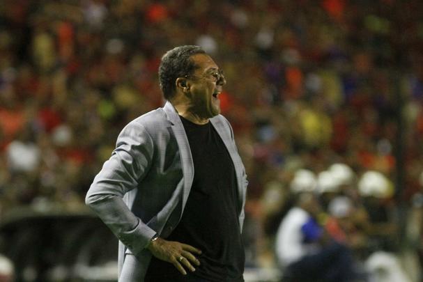 No segundo tempo, mesmo com um jogador a menos, Sport se superou e foi melhor que o Vasco. Houve, porm, mais polmica com a arbitragem. Sandro Meira Ricci marcou penlti para o Leo, mas voltou atrs aps falar com um de seus assistentes. A deciso revoltou os rubro-negros. Mesmo assim, o empate veio, com Andr, que marcou de cabea