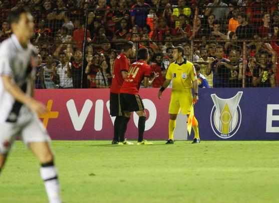 No segundo tempo, mesmo com um jogador a menos, Sport se superou e foi melhor que o Vasco. Houve, porm, mais polmica com a arbitragem. Sandro Meira Ricci marcou penlti para o Leo, mas voltou atrs aps falar com um de seus assistentes. A deciso revoltou os rubro-negros. Mesmo assim, o empate veio, com Andr, que marcou de cabea
