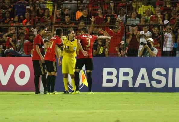 No segundo tempo, mesmo com um jogador a menos, Sport se superou e foi melhor que o Vasco. Houve, porm, mais polmica com a arbitragem. Sandro Meira Ricci marcou penlti para o Leo, mas voltou atrs aps falar com um de seus assistentes. A deciso revoltou os rubro-negros. Mesmo assim, o empate veio, com Andr, que marcou de cabea