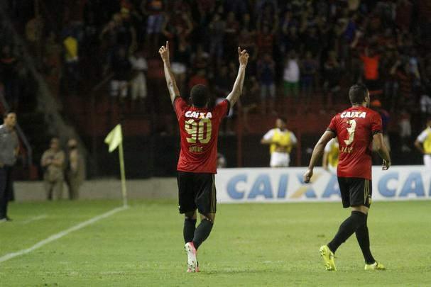 No segundo tempo, mesmo com um jogador a menos, Sport se superou e foi melhor que o Vasco. Houve, porm, mais polmica com a arbitragem. Sandro Meira Ricci marcou penlti para o Leo, mas voltou atrs aps falar com um de seus assistentes. A deciso revoltou os rubro-negros. Mesmo assim, o empate veio, com Andr, que marcou de cabea