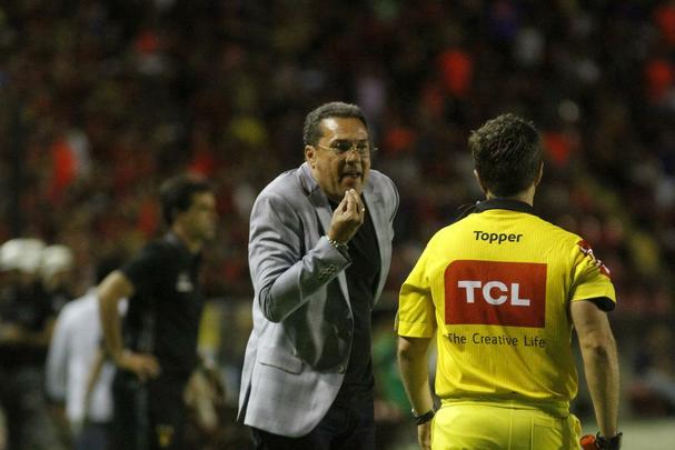 No segundo tempo, mesmo com um jogador a menos, Sport se superou e foi melhor que o Vasco. Houve, porm, mais polmica com a arbitragem. Sandro Meira Ricci marcou penlti para o Leo, mas voltou atrs aps falar com um de seus assistentes. A deciso revoltou os rubro-negros. Mesmo assim, o empate veio, com Andr, que marcou de cabea