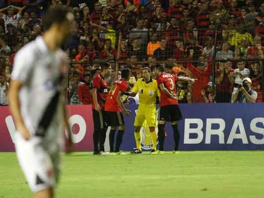 No segundo tempo, mesmo com um jogador a menos, Sport se superou e foi melhor que o Vasco. Houve, porm, mais polmica com a arbitragem. Sandro Meira Ricci marcou penlti para o Leo, mas voltou atrs aps falar com um de seus assistentes. A deciso revoltou os rubro-negros. Mesmo assim, o empate veio, com Andr, que marcou de cabea