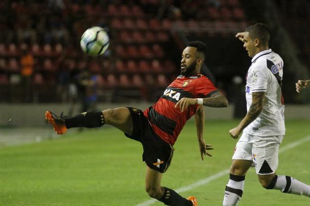 No segundo tempo, mesmo com um jogador a menos, Sport se superou e foi melhor que o Vasco. Houve, porm, mais polmica com a arbitragem. Sandro Meira Ricci marcou penlti para o Leo, mas voltou atrs aps falar com um de seus assistentes. A deciso revoltou os rubro-negros. Mesmo assim, o empate veio, com Andr, que marcou de cabea