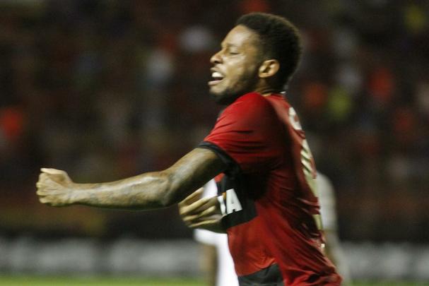 No segundo tempo, mesmo com um jogador a menos, Sport se superou e foi melhor que o Vasco. Houve, porm, mais polmica com a arbitragem. Sandro Meira Ricci marcou penlti para o Leo, mas voltou atrs aps falar com um de seus assistentes. A deciso revoltou os rubro-negros. Mesmo assim, o empate veio, com Andr, que marcou de cabea