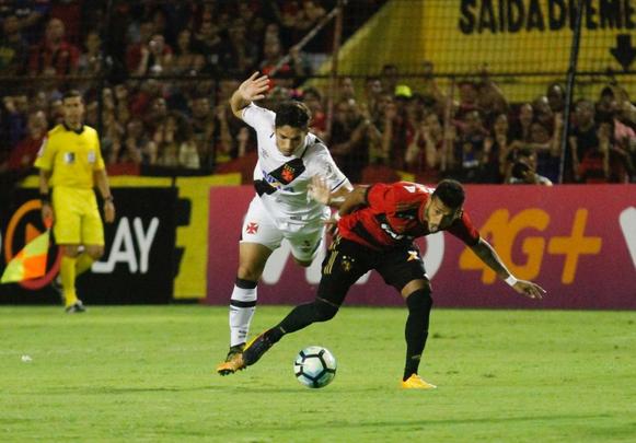 No segundo tempo, mesmo com um jogador a menos, Sport se superou e foi melhor que o Vasco. Houve, porm, mais polmica com a arbitragem. Sandro Meira Ricci marcou penlti para o Leo, mas voltou atrs aps falar com um de seus assistentes. A deciso revoltou os rubro-negros. Mesmo assim, o empate veio, com Andr, que marcou de cabea