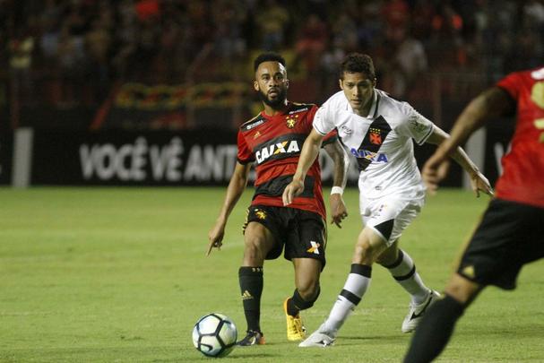 No segundo tempo, mesmo com um jogador a menos, Sport se superou e foi melhor que o Vasco. Houve, porm, mais polmica com a arbitragem. Sandro Meira Ricci marcou penlti para o Leo, mas voltou atrs aps falar com um de seus assistentes. A deciso revoltou os rubro-negros. Mesmo assim, o empate veio, com Andr, que marcou de cabea