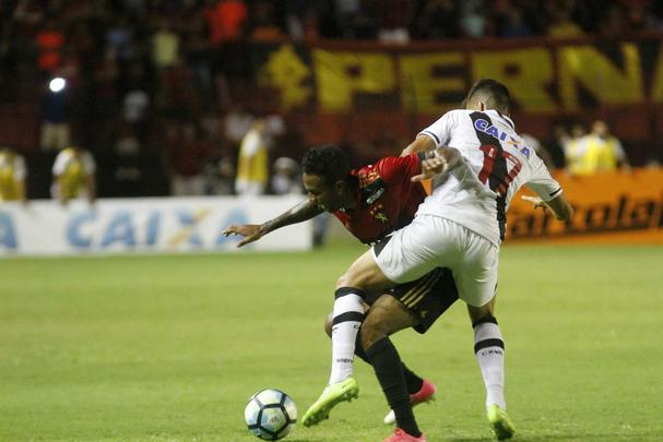 No segundo tempo, mesmo com um jogador a menos, Sport se superou e foi melhor que o Vasco. Houve, porm, mais polmica com a arbitragem. Sandro Meira Ricci marcou penlti para o Leo, mas voltou atrs aps falar com um de seus assistentes. A deciso revoltou os rubro-negros. Mesmo assim, o empate veio, com Andr, que marcou de cabea