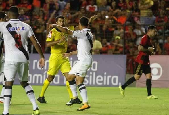 No segundo tempo, mesmo com um jogador a menos, Sport se superou e foi melhor que o Vasco. Houve, porm, mais polmica com a arbitragem. Sandro Meira Ricci marcou penlti para o Leo, mas voltou atrs aps falar com um de seus assistentes. A deciso revoltou os rubro-negros. Mesmo assim, o empate veio, com Andr, que marcou de cabea