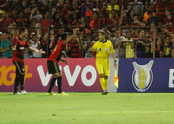 No segundo tempo, mesmo com um jogador a menos, Sport se superou e foi melhor que o Vasco. Houve, porm, mais polmica com a arbitragem. Sandro Meira Ricci marcou penlti para o Leo, mas voltou atrs aps falar com um de seus assistentes. A deciso revoltou os rubro-negros. Mesmo assim, o empate veio, com Andr, que marcou de cabea