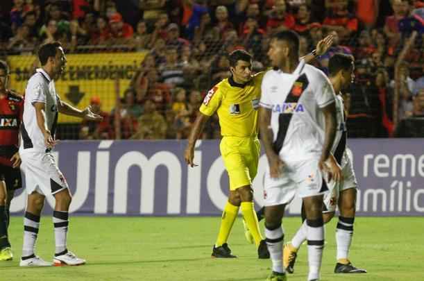 No segundo tempo, mesmo com um jogador a menos, Sport se superou e foi melhor que o Vasco. Houve, porm, mais polmica com a arbitragem. Sandro Meira Ricci marcou penlti para o Leo, mas voltou atrs aps falar com um de seus assistentes. A deciso revoltou os rubro-negros. Mesmo assim, o empate veio, com Andr, que marcou de cabea