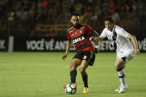 No segundo tempo, mesmo com um jogador a menos, Sport se superou e foi melhor que o Vasco. Houve, porm, mais polmica com a arbitragem. Sandro Meira Ricci marcou penlti para o Leo, mas voltou atrs aps falar com um de seus assistentes. A deciso revoltou os rubro-negros. Mesmo assim, o empate veio, com Andr, que marcou de cabea
