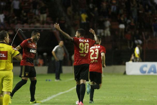 No segundo tempo, mesmo com um jogador a menos, Sport se superou e foi melhor que o Vasco. Houve, porm, mais polmica com a arbitragem. Sandro Meira Ricci marcou penlti para o Leo, mas voltou atrs aps falar com um de seus assistentes. A deciso revoltou os rubro-negros. Mesmo assim, o empate veio, com Andr, que marcou de cabea